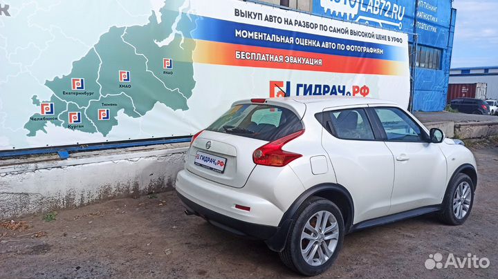 Обшивка двери багажника верхняя левая Nissan Juke