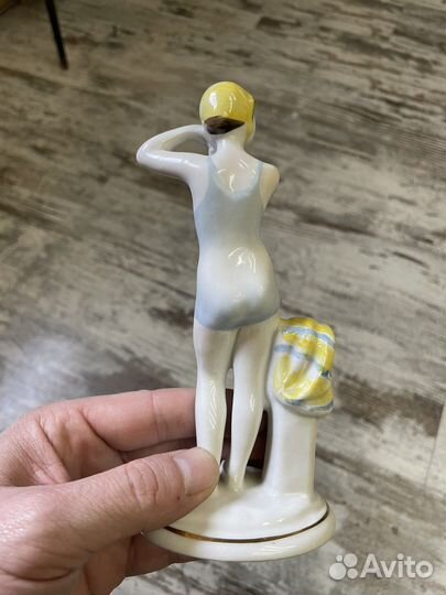 Статуэтка фарфор. Молодая купальщица