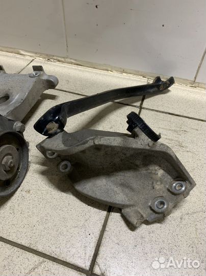 Кронштейн на nissan almera n16