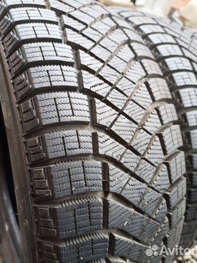 Pirelli Ice Zero FR SUV 215/65 R16