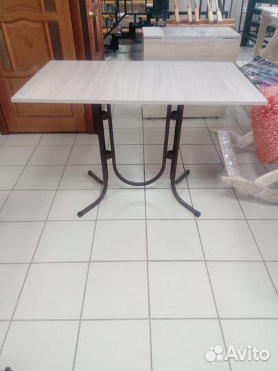 Стол обеденный