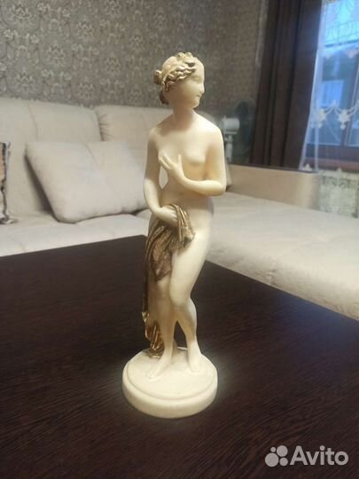 Старинная статуэтка