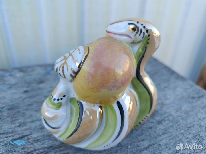 Статуэтка змея с яблоком фарфор