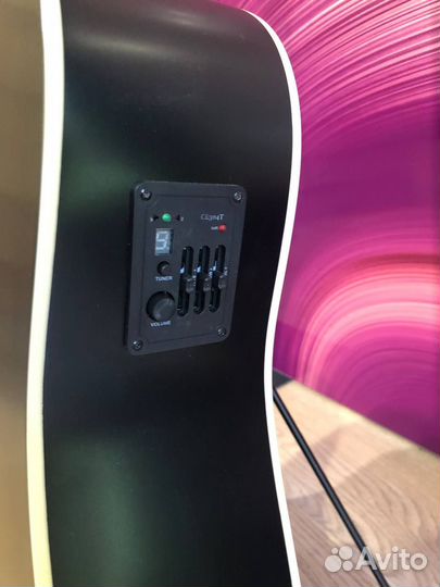 Электроакустическая гитара с чехлом Parkwood W81E