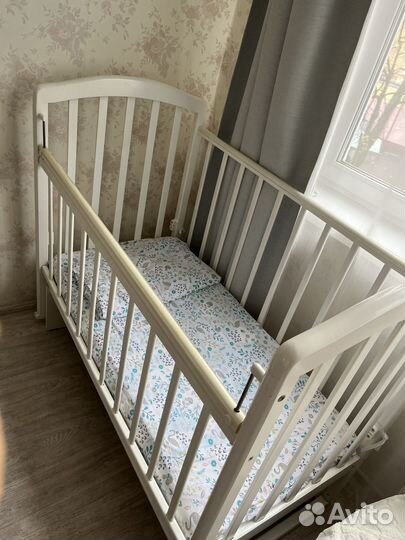 Детская кроватка с маятником белая