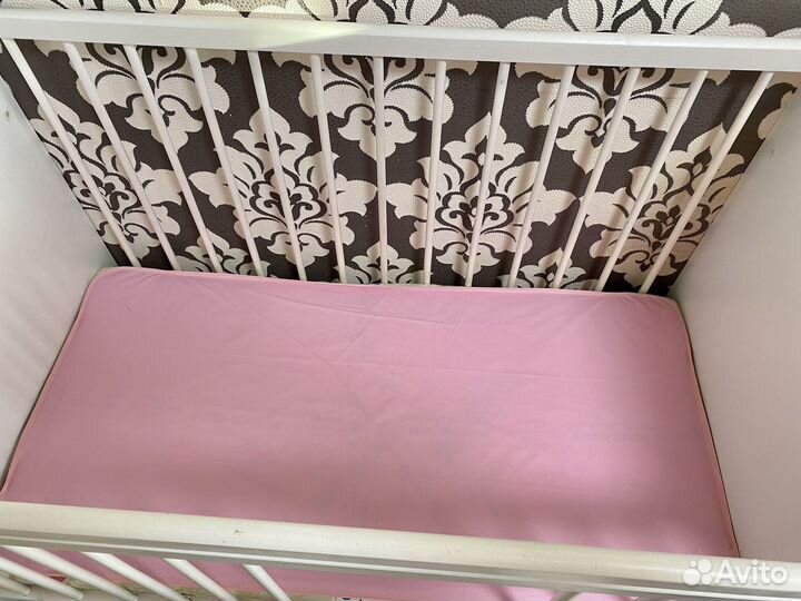 Детская кроватка с маятником и ящиком