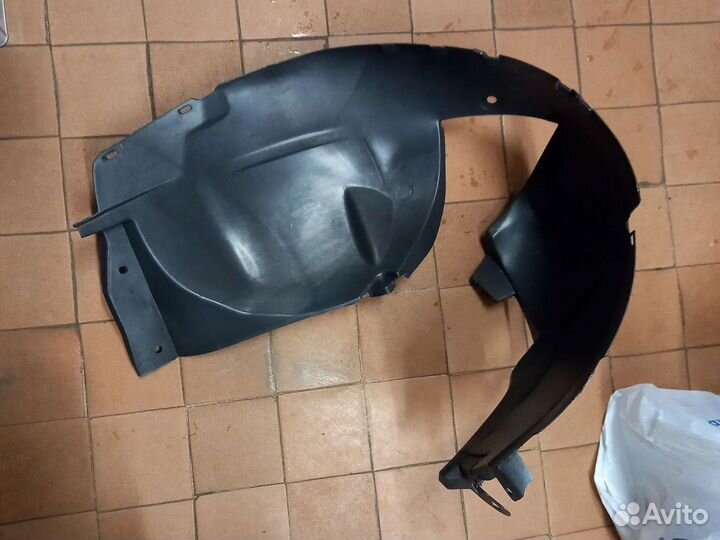 Подкрылок передний Renault Sandero