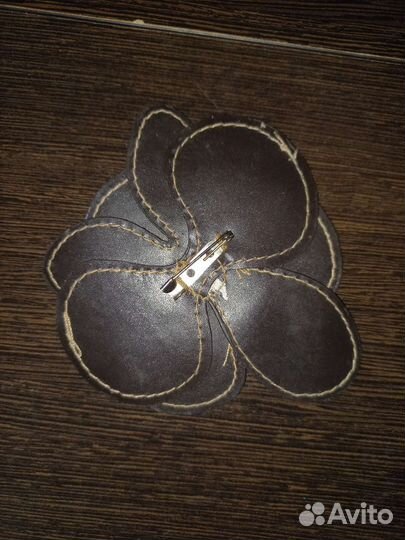 Брошь цветок из кожи