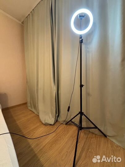 Штатив-трипод с кольцевой лампой