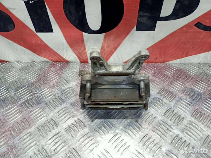 Задняя подушка АКПП Ауди А6 С6 3.2