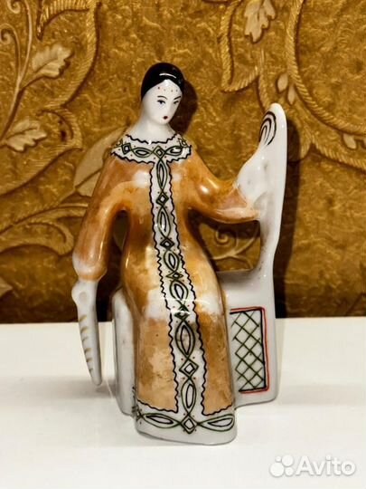 Девушка с веретеном Бронницы завод Возрождение