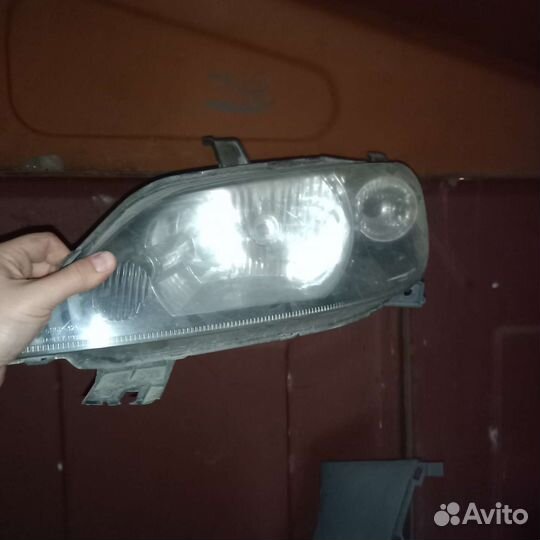 Фара левая и правая на мазда демио DY