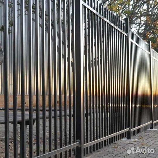 Заборы возле многоквартирных домов в Удомле