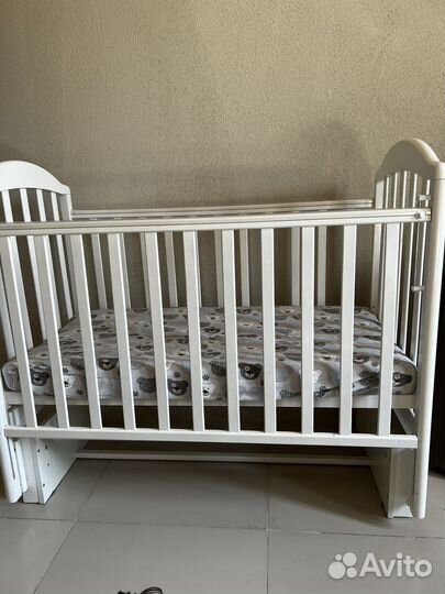 Детская кроватка с маятником белая