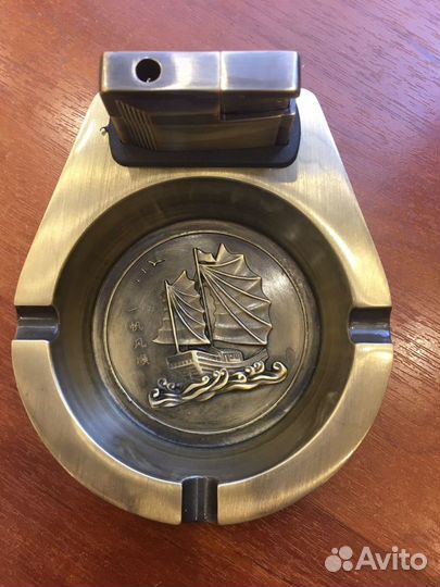 Зажигалка и пепельница