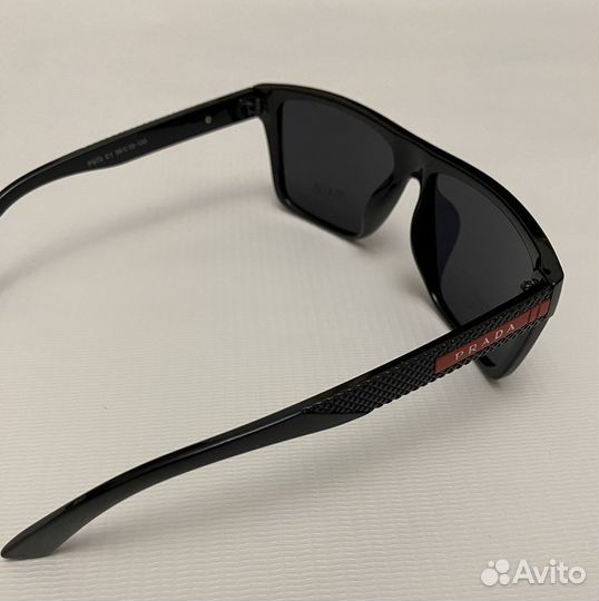 Солнцезащитные очки Prada мужские