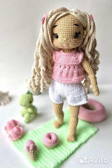 Вязаная кукла ручной работы