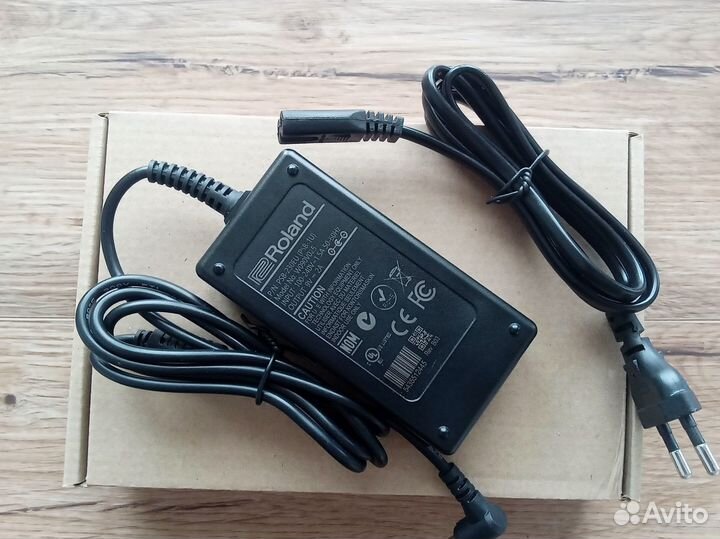Адаптер питания Roland Lucina AX-09 (9V 2A)