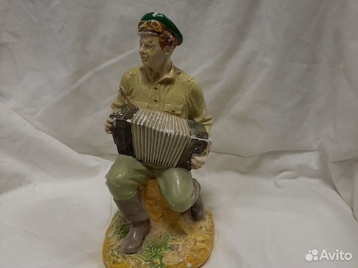 Статуэтка.фигурка гармонист 50Х годов