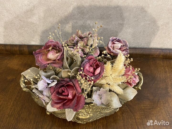 Композиция из сухоцветов в бронзовой вазе