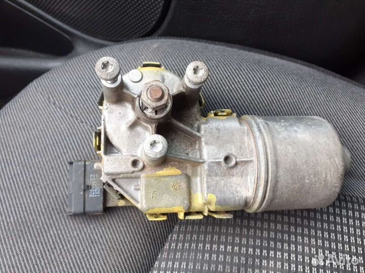 Продам моторчик стеклоочистителя на пежо206 б/у