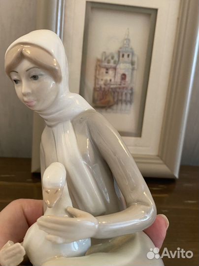 Фарфоровая статуэтка Девушка с гусем.Casades