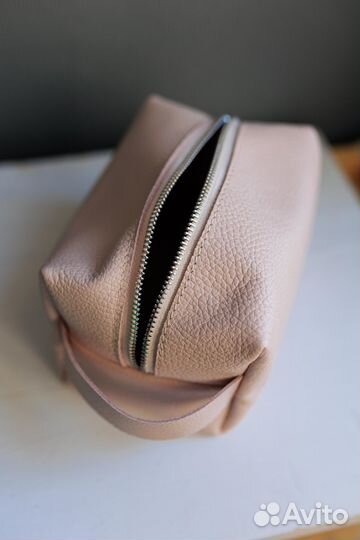 Косметичка кожаная пудровая