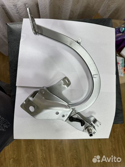 Петля крышки багажника Skoda Supeb 1.8 2010