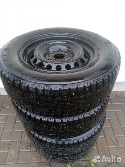 Pirelli Ice Zero 215/65 R16