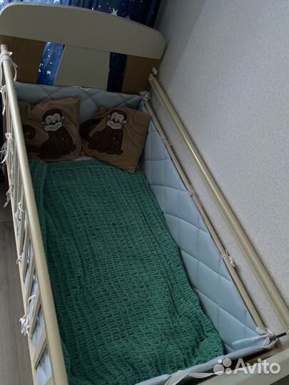 Детская кроватка с маятником