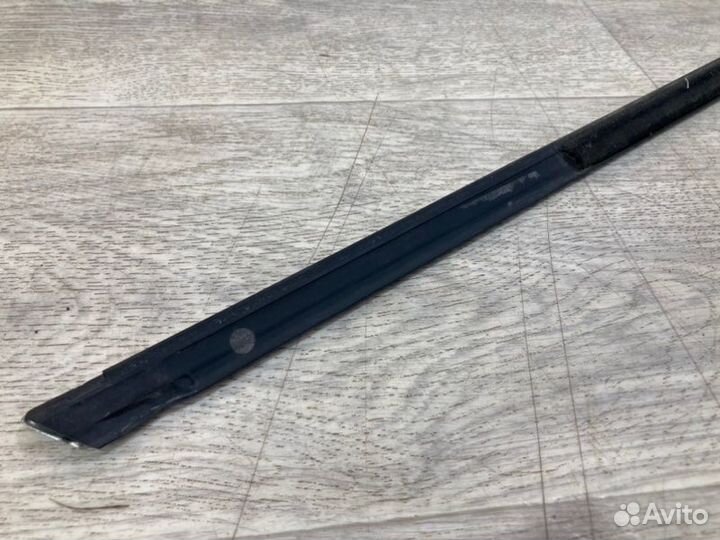 Накладка стекла передняя левая Skoda Superb седан