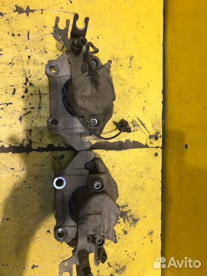 Суппорт тормозной передний Volkswagen Passat 2000