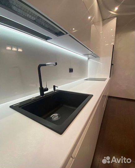 Кухня белая прямая