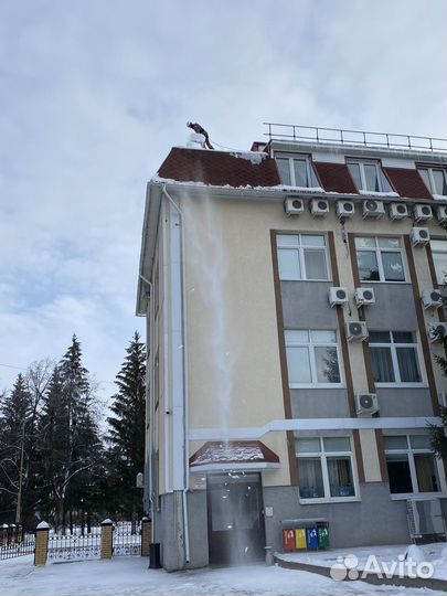 Чистка кровли от снега, уборка снега с крыш