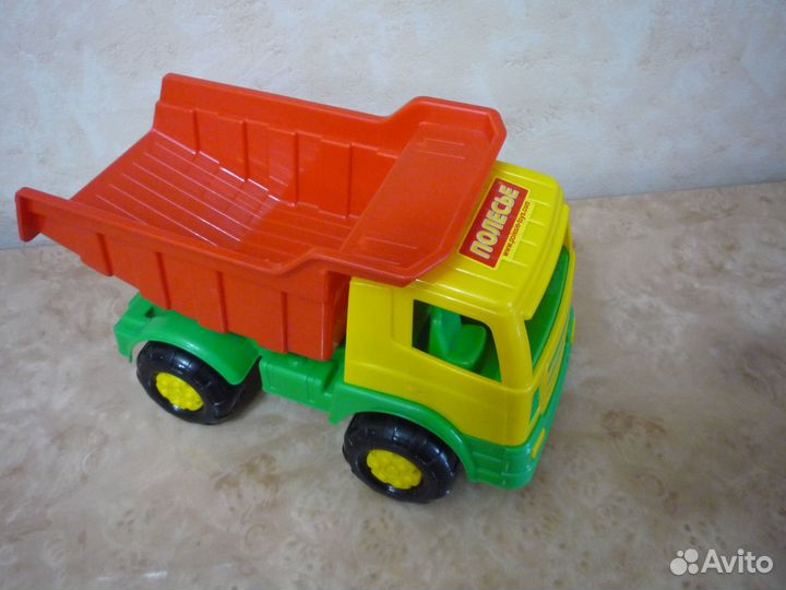 Детская игрушечная машина