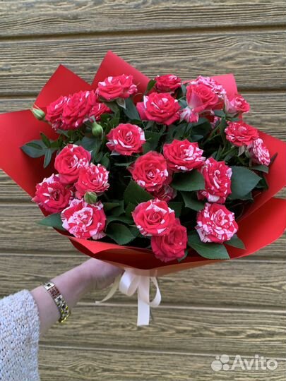 Букет из красной кустовой розы 50 см