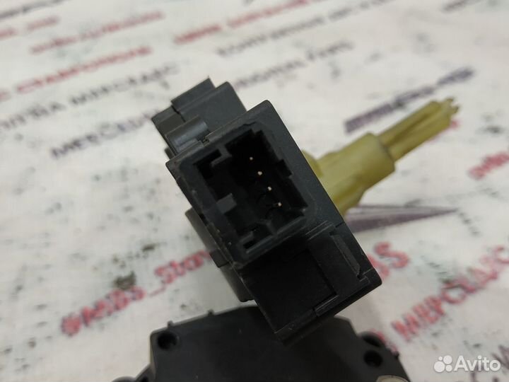 Моторчик заслонки печки w212 Mercedes