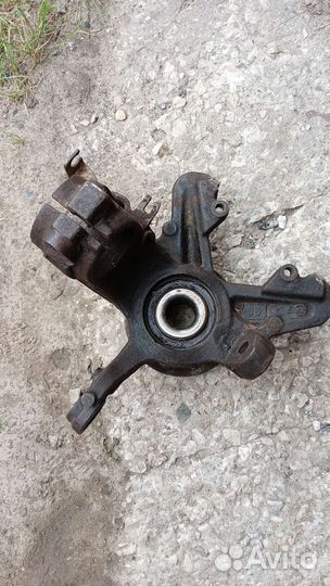 Кулак поворотный левый skoda фабия