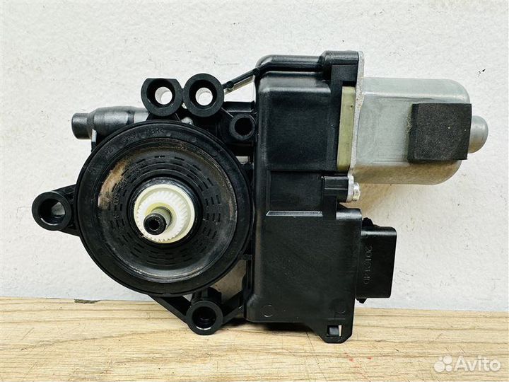 Моторчик стеклоподъемника задний правый Hyundai