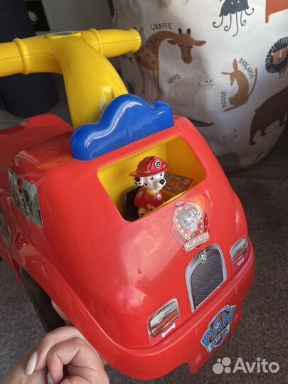 Машинка каталка электромобиль толокар