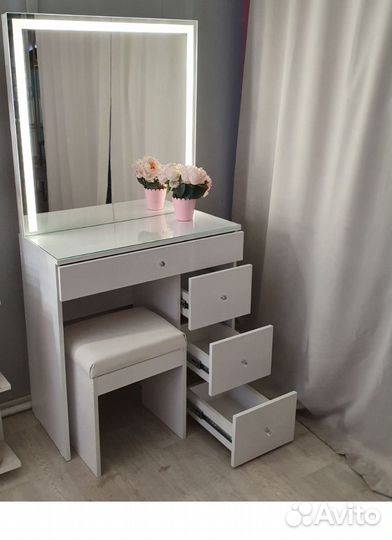 Туалетный столик с зеркалом и подсветкой