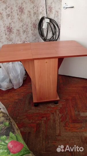 Прикроватный столик на колесиках б/у