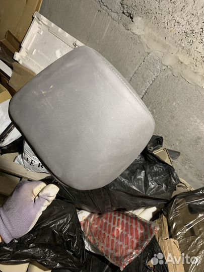 Подголовники задние на Toyota Land Cruiser 200