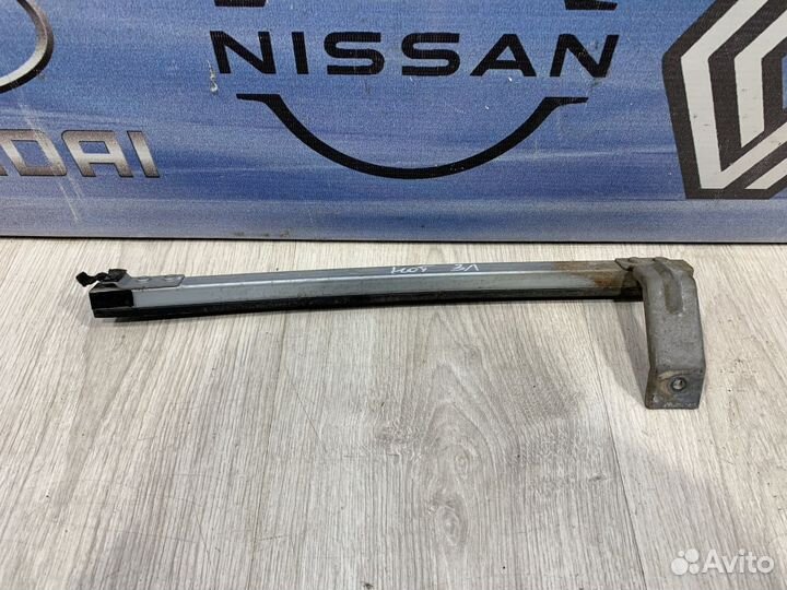 Направляющая стекла Nissan note E11 Лев