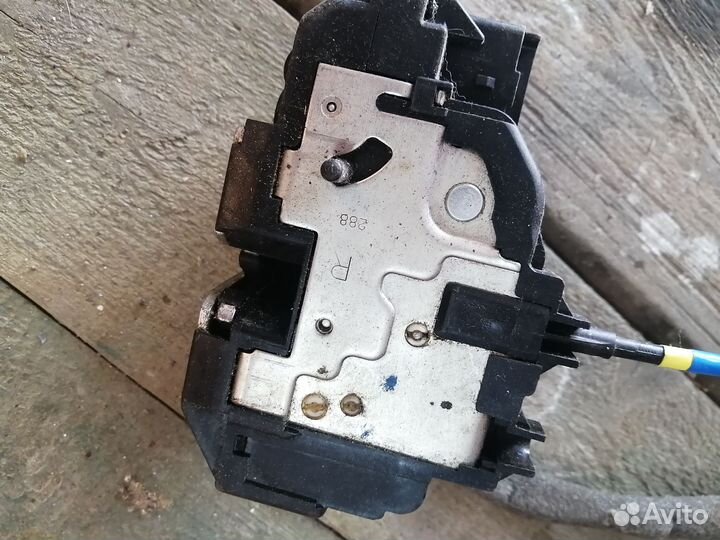 Замок двери nissan note e11