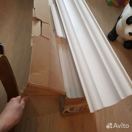 Потолочный плинтус, обои