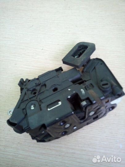 Замок двери задний правый Volkswagen Polo sedan