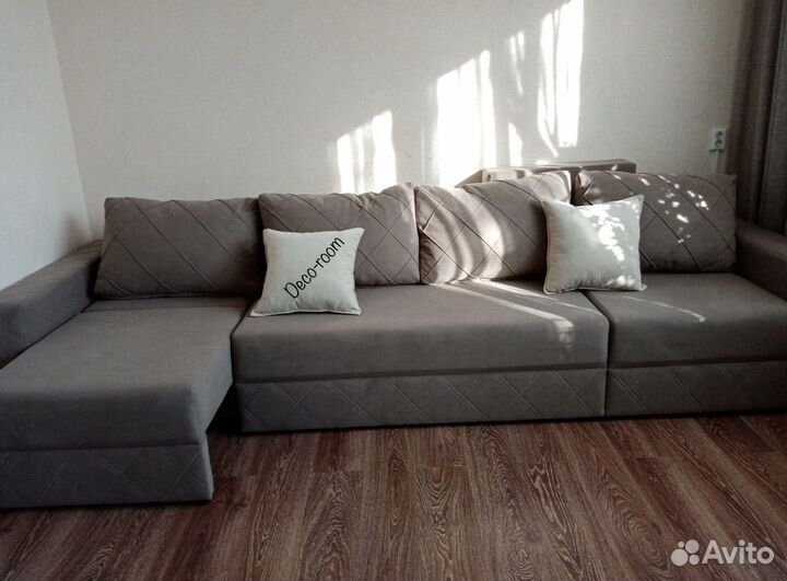 Диван большой угловой с шагающими оттоманками