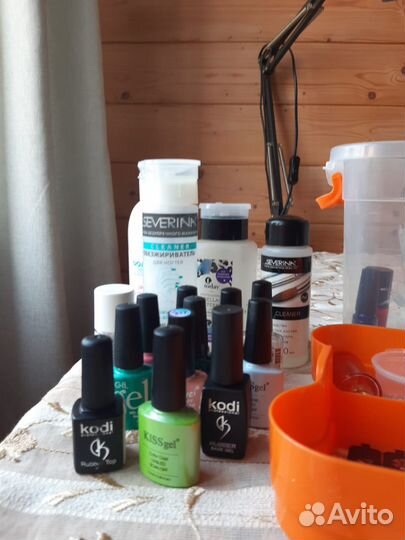 Лампа и набор лаков для маникюра