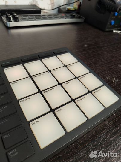 Контроллер NI Maschine Mikro Mk 3